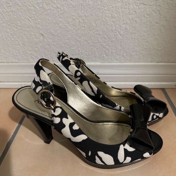 Sandals - Picture 4 of 6